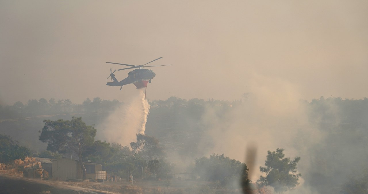 Ogień uwięził dwie osoby w aucie. Tragiczne skutki fali upałów na Cyprze