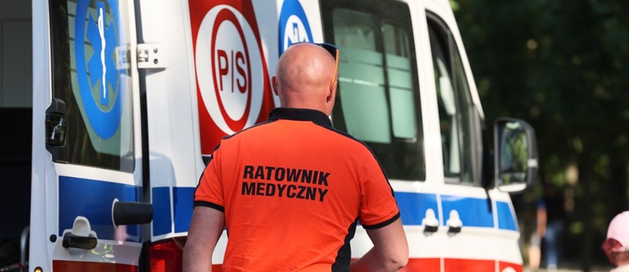 Prokuratura zaostrzyła zarzuty dla mężczyzny, który śmiertelnie zaatakował nożem ratownika medycznego w Siedlcach - informuje reporter RMF FM. Do tragedii doszło pod koniec stycznia tuż po tym, jak medycy udzielili pomocy napastnikowi.