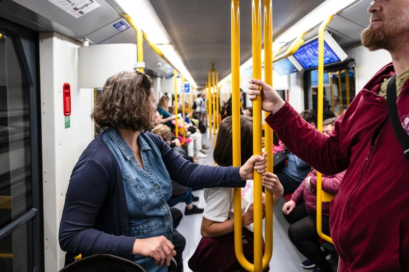 Nowe zasady w komunikacji miejskiej. Tak już nie można siedzieć