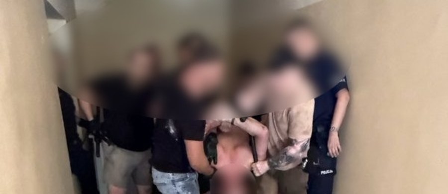 O krok od tragedii w jednym z budynków na wrocławskim Starym Mieście. 47-letni mężczyzna rozpylał gaz w swoim mieszkaniu, rozprowadzał inne łatwopalne substancje i groził wysadzeniem obiektu.