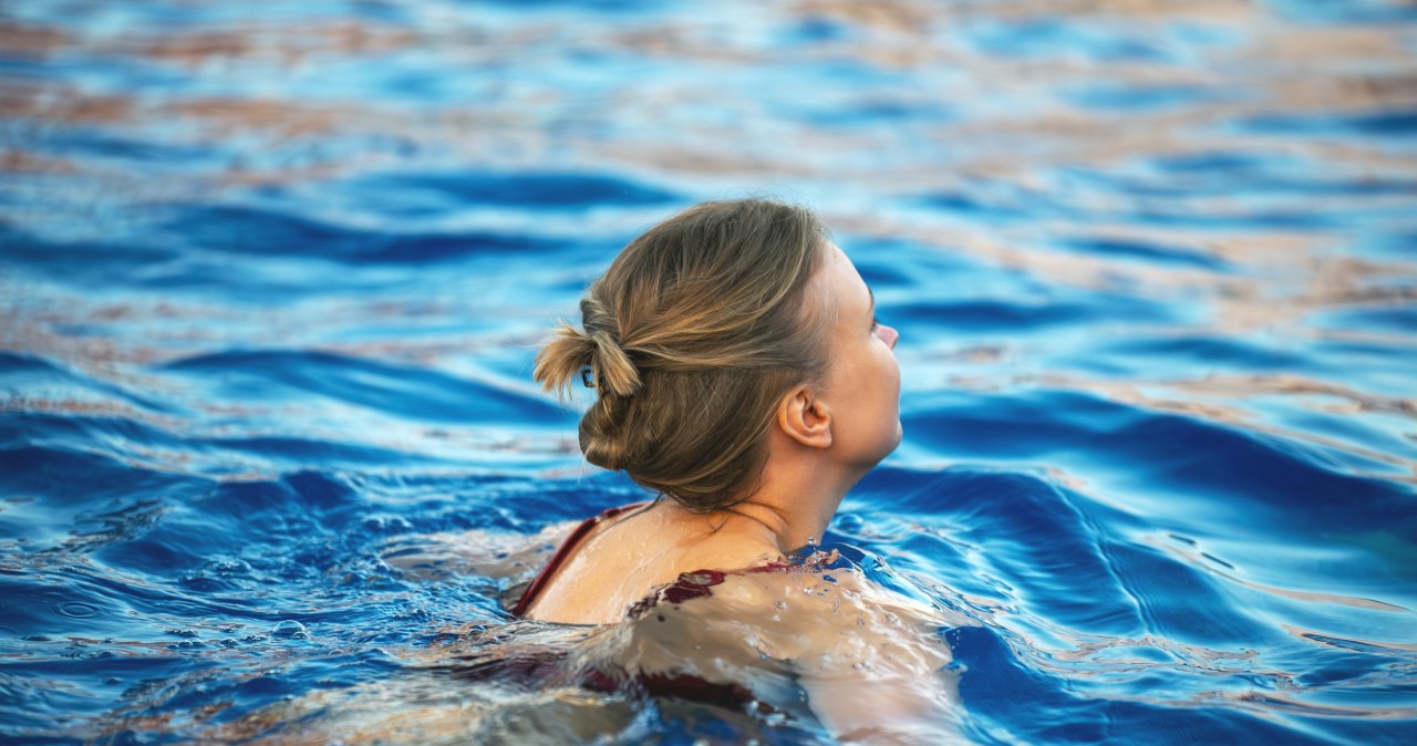 Kąpiesz się w morzu lub basenie? Sprawdź, co dzieje się wtedy z twoimi włosami