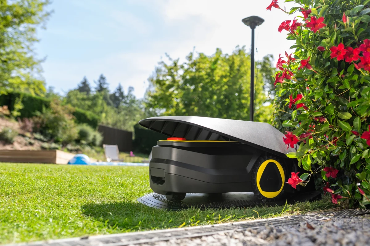 Lato to czas, kiedy szczególnie chętnie spędzamy chwile na świeżym powietrzu. W przydomowych ogrodach kwitnie życie rodzinne i towarzyskie. Grillowanie, relaks w hamaku czy kąpiele w basenie to tylko niektóre z aktywności, na które co roku czekają rzesze entuzjastów. Aby jednak w pełni cieszyć się czasem spędzonym w ogrodzie, warto go odpowiednio przygotować. W tym zadaniu pomogą urządzenia oferowane przez Kärcher.