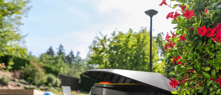 Lato to czas, kiedy szczególnie chętnie spędzamy chwile na świeżym powietrzu. W przydomowych ogrodach kwitnie życie rodzinne i towarzyskie. Grillowanie, relaks w hamaku czy kąpiele w basenie to tylko niektóre z aktywności, na które co roku czekają rzesze entuzjastów. Aby jednak w pełni cieszyć się czasem spędzonym w ogrodzie, warto go odpowiednio przygotować. W tym zadaniu pomogą urządzenia oferowane przez Kärcher.