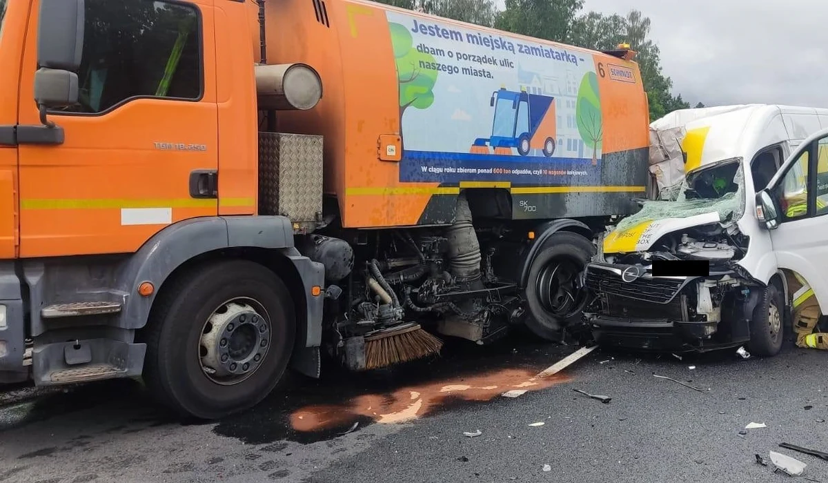 Jedna osoba została zabrana do szpitala w wyniku wypadku w Grudziądzu. W miejską zamiatarkę wjechał tam bus.