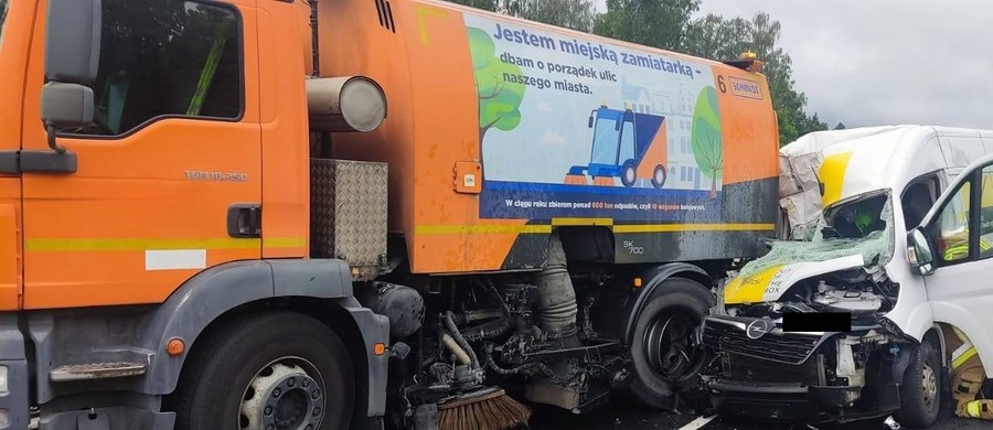 Jedna osoba została zabrana do szpitala w wyniku wypadku w Grudziądzu. W miejską zamiatarkę wjechał tam bus.