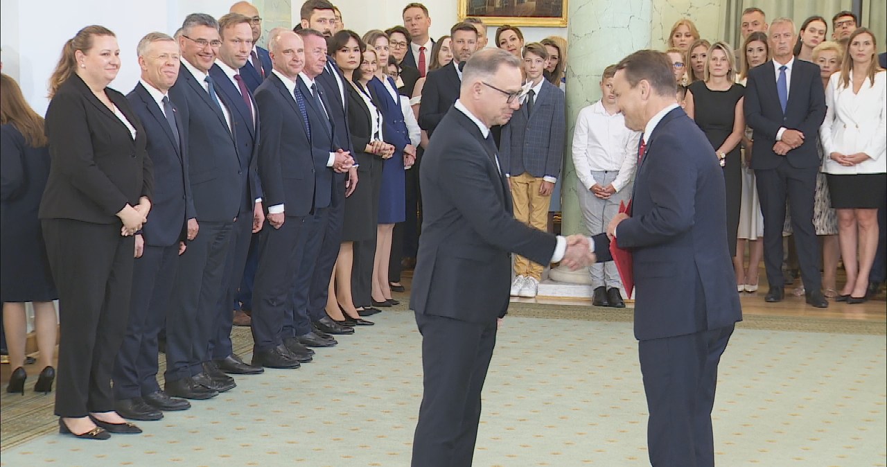 wiadomości,aktualności,Interia Tusk stawił się u prezydenta z nowymi ministrami. Uroczystość w Pałacu. Oglądaj 