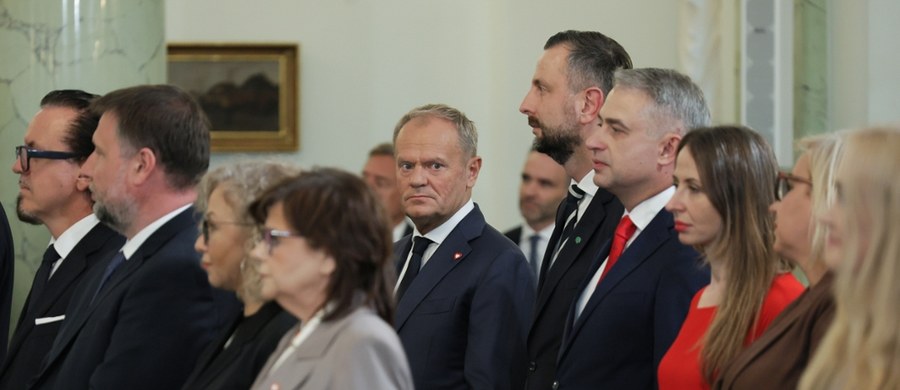 "Podjął się najcięższego, najtrudniejszego wyzwania. Te słowa nabierają szczególnego znaczenia dokładnie w tym miejscu i w obecności pana prezydenta" - tak o Adamie Bodnarze w Pałacu Prezydenckim mówił w trakcie zaprzysiężenia nowego rządu premier Donald Tusk. Premier dziękował Bodnarowi za pracę. W przeszłości pracę byłego już ministra sprawiedliwości negatywnie oceniał prezydent Andrzej Duda. 