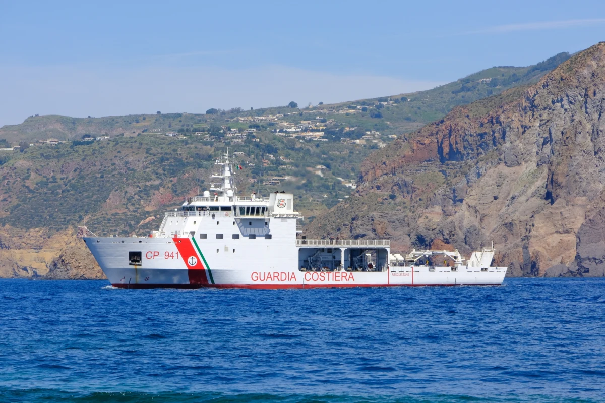 33-letni Polak zdecydował się na kąpiel w morzu mimo wysokich fal. Za pierwszym razem sycylijscy ratownicy w porę wyciągnęli go z wody. Mężczyzna jednak wrócił - tym razem ratownicy nie zdążyli mu pomóc. W czwartek Straż Przybrzeżna z Trapetto k. Palermo wyłowiła z morza jego zwłoki.