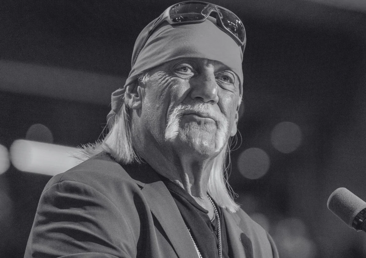 Nie żyje Hulk Hogan, jeden z najbardziej rozpoznawalnych wrestlerów na świecie, ikona popkultury i gwiazda federacji WWE. Zmarł w czwartek rano w wieku 71 lat. Przyczyną śmierci był prawdopodobnie zawał serca. W sieci pojawiło się nagranie, na którym widać, jak ratownicy wynoszą aktora na noszach.