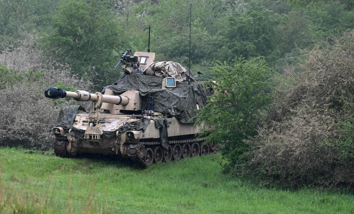 Stany Zjednoczone, decyzją Departamentu Stanu, zatwierdziły sprzedaż Ukrainie pakietu części zamiennych i wsparcia dla amerykańskich systemów obrony powietrznej oraz haubic samobieżnych M109 Paladin. Transakcję wyceniono na ponad 300 mln dolarów.