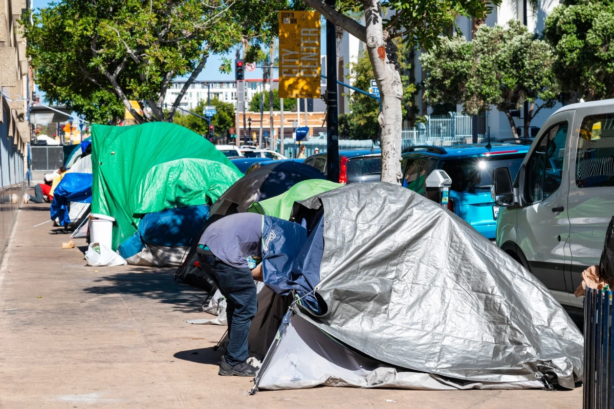 Prezydent USA Donald Trump podpisał rozporządzenie, które ułatwi władzom miejskim i stanowym usuwanie z ulic osób bezdomnych. Jak napisano w rozporządzeniu, jego celem jest "zakończenie włóczęgostwa i przywrócenie porządku" w amerykańskich miastach.