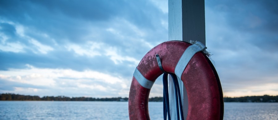 Opiekun i ratownik wodny, zatrzymani w związku ze śmiercią 15-letniego harcerza, usłyszeli zarzuty narażenia na niebezpieczeństwo utraty życia i zdrowia oraz nieumyślnego spowodowania śmierci. Chłopiec utonął w jeziorze Ośno w wielkopolskiej miejscowości Wilcze podczas próby zdobycia sprawności. Prokuratura opublikowała szczegóły ustaleń śledczych. Chłopiec miał płynąć w pełnym umundurowaniu i butach.