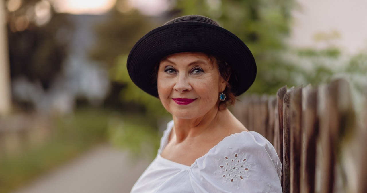 Te kolory odmładzają bardziej niż drogi krem. Sprawdź, które pasują do ciebie