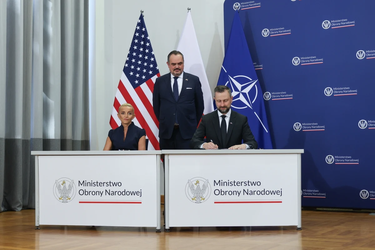 Polska z rekordowym wsparciem finansowym od Stanów Zjednoczonych. Minister obrony narodowej Władysław Kosiniak-Kamysz podpisał umowę gwarantującą Polsce kredyt w wysokości 4 miliardów dolarów. Środki te mają zostać przeznaczone na modernizację polskiej armii oraz wzmocnienie bezpieczeństwa kraju.