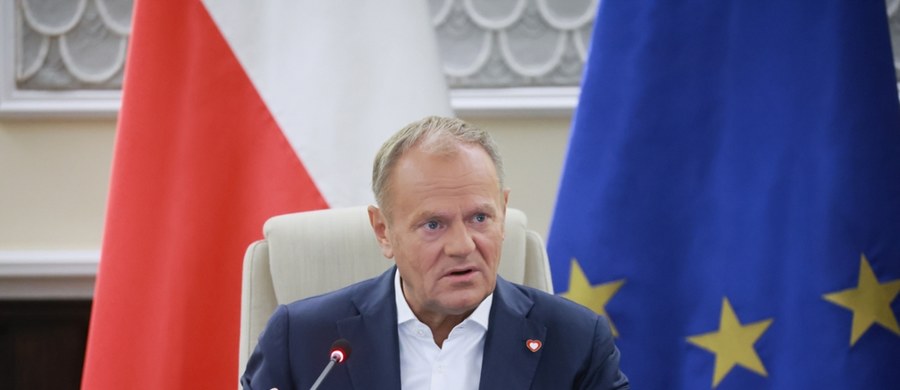 "Trzydzieste, a jakby pierwsze" - tak o dzisiejszym posiedzeniu Rady Ministrów w nowym składzie powiedział Donald Tusk. Premier, witając swoją drużynę po rekonstrukcji, zaczął od mocnego przesłania. "Posiedzenie rządu to nie jest klub dyskusyjny (...). Rozumiem, że mogą być spory w koalicji, ale chcę powiedzieć, że od kolejnego posiedzenia Sejmu, żadna z pań i panów z ministrów nie może głosować inaczej - wobec projektów rządowych - niż postanowiliśmy wspólnie jako rząd" - powiedział. Wypunktował też priorytety nowego rządu. 