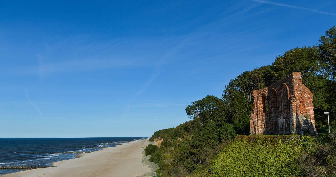 Kameralna plaża nad Bałtykiem, o której słyszało niewielu. Nikt nie zajmuje miejsc o 7 rano
