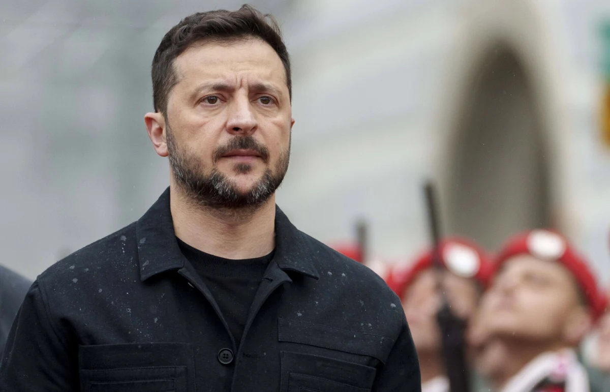 Prezydent Ukrainy Wołodymyr Zełenski poinformował, że rozpoczęły się rozmowy na temat ewentualnego spotkania z Władimirem Putinem. "Potrzebujemy zakończenia wojny, a to zakończenie prawdopodobnie zaczyna się od spotkania przywódców" - powiedział. Ujawnił też, że jego kraj otrzyma kolejne systemy obrony powietrznej Patriot.