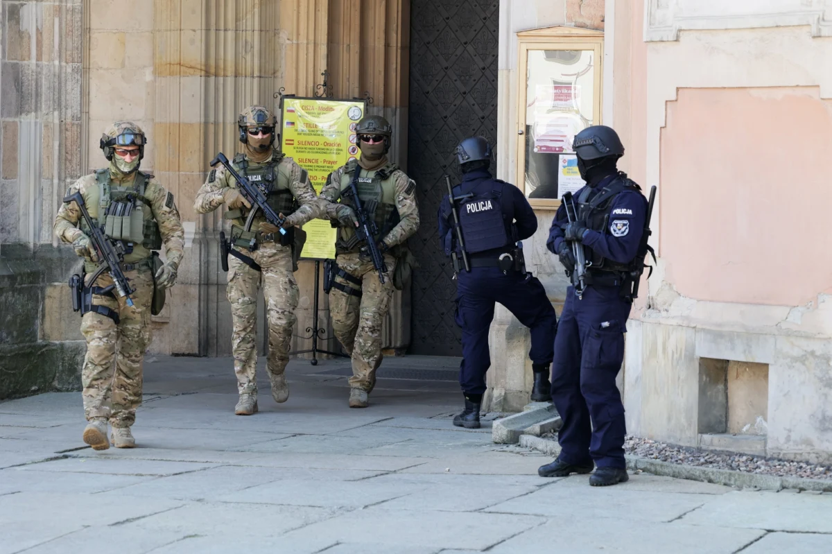 Grójecka policja wyjaśnia okoliczności śmierci mężczyzny, którego podpalone ciało znaleziono na drodze. Jak udało się nieoficjalnie ustalić reporterowi RMF MAXX Przemysławowi Mzykowi, zatrzymano duchownego, który może mieć związek ze sprawą.