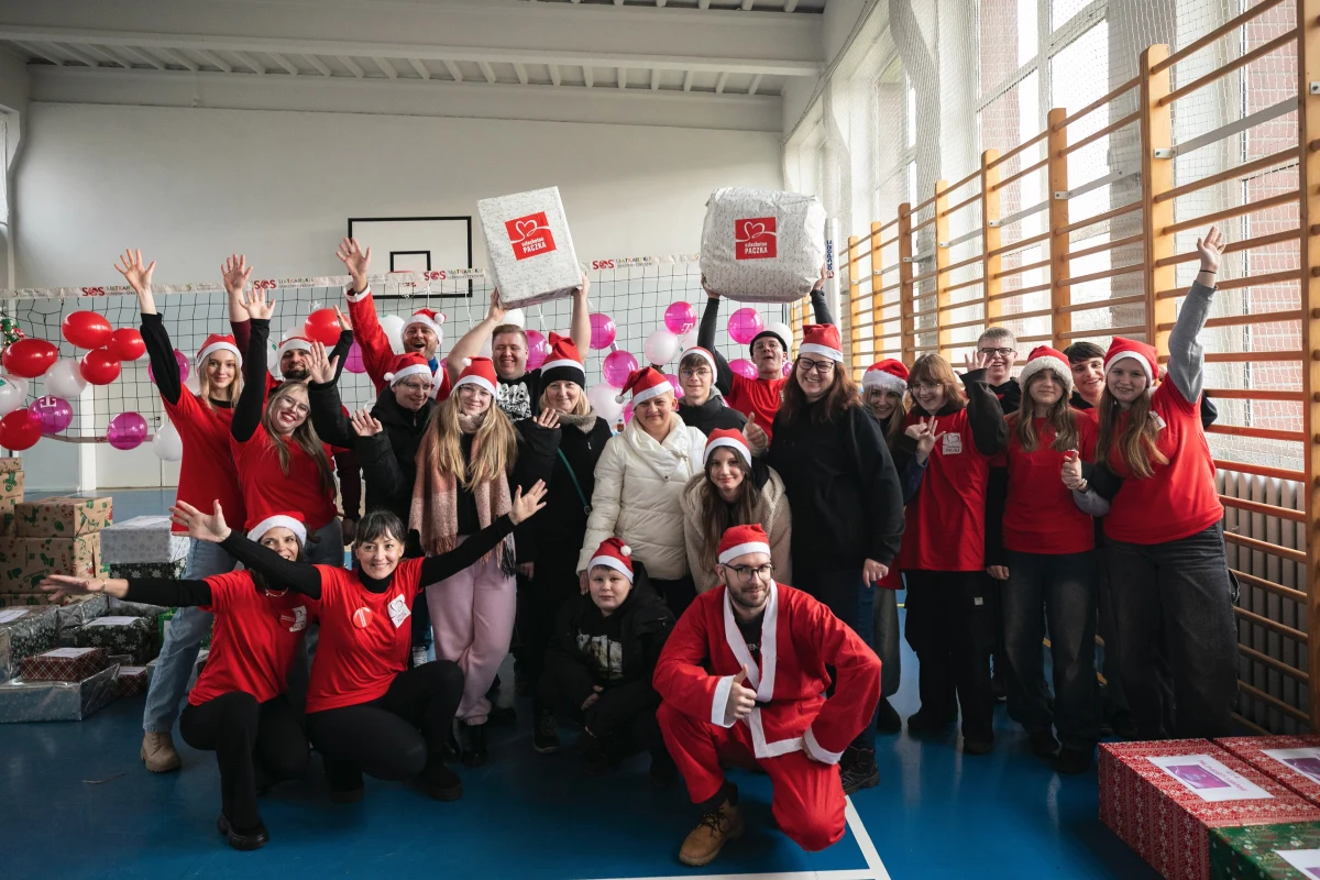 Z bliskimi dzielimy przestrzeń, rodzinną historię, ale czy dzielimy czas? W wirze codzienności łatwo się rozminąć, nawet pod jednym dachem. By to zmienić, czasem wystarczy jedno zdanie: "Zróbmy coś razem". Tak było w historii Zuzanny i jej mamy, które postanowiły wspólnie zaangażować się w wolontariat Szlachetnej Paczki. Razem będą pomagać innym, budując przy tym coś ważnego między sobą: więź i zaufanie. 