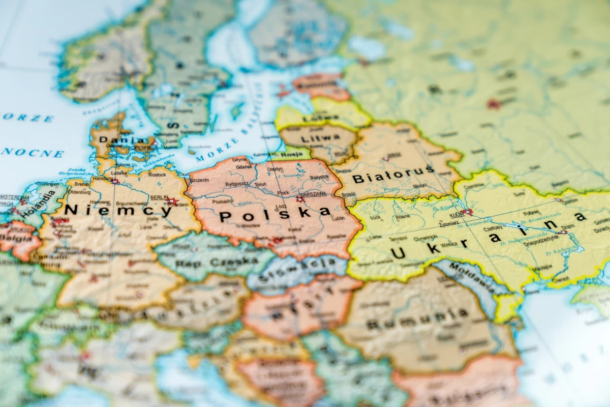 Najnowsze dane Głównego Urzędu Statystycznego rzucają nowe światło na zmiany zachodzące w strukturze terytorialnej i demograficznej Polski. W porównaniu z ubiegłym rokiem powierzchnia kraju zmniejszyła się o 68 hektarów. Największy ubytek odnotowano w województwie zachodniopomorskim, które "skurczyło się" aż o 35 hektarów.