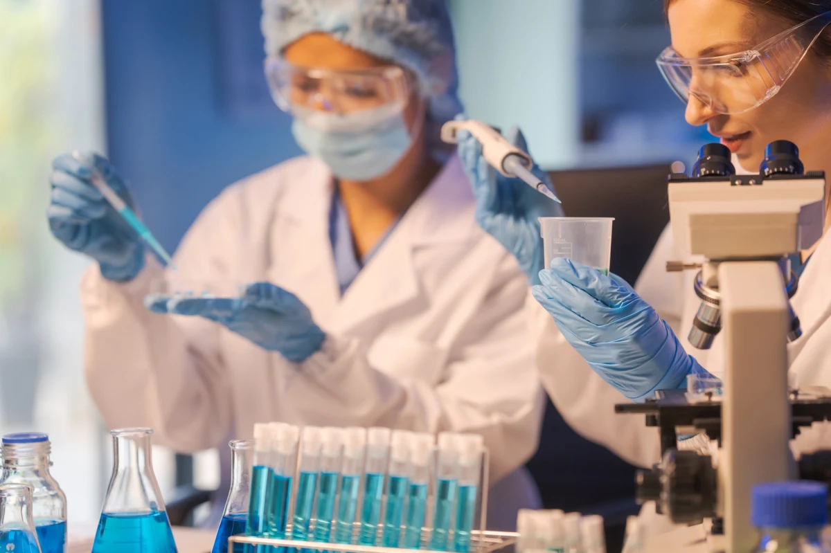 Są obiecujące wyniki wstępnych badań nad uniwersalną szczepionką chroniącą przed rakiem – informują amerykańscy naukowcy na łamach "Nature Biomedical Engineering". Część specjalistów uważa jednak, że na ogłoszenie sukcesu jest jeszcze za wcześnie.