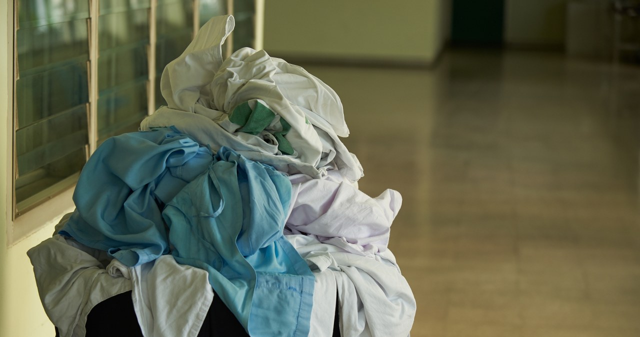 Gdzie wyrzucić starą pościel? Polacy nagminnie popełniają ten błąd