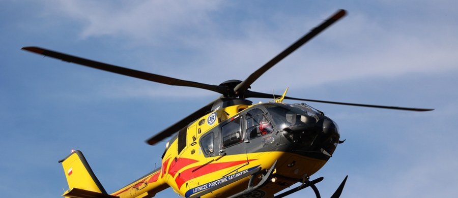 3-letnia dziewczynka wypadła z balkonu domu jednorodzinnego w Istebnej w województwie śląskim. Na miejsce wezwano śmigłowiec Lotniczego Pogotowia Ratunkowego. Dziecko trafiło do szpitala.