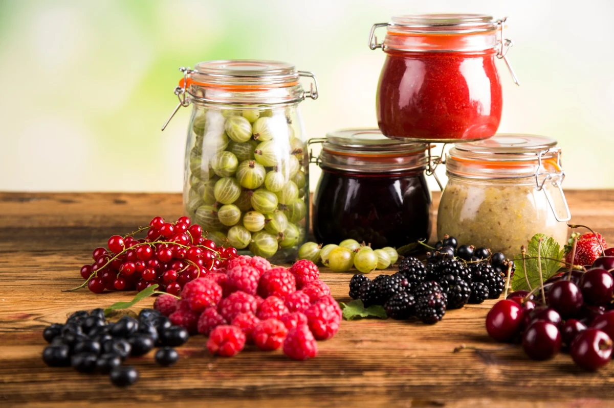 Lato obfituje w świeże warzywa i owoce, które swoim smakiem i aromatem pobudzają kubki smakowe. Nic dziwnego, że żal rezygnować z nich w innych porach roku. Na szczęście z pomocą przychodzi pasteryzacja! Sprawdź, z jakich owoców i warzyw warto zrobić domowe przetwory, aby smaki lata towarzyszyły Ci nawet w największe zimowe mrozy.