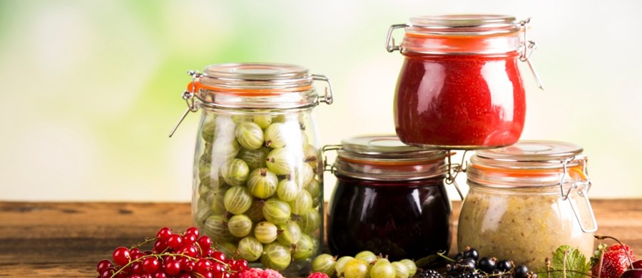 Lato obfituje w świeże warzywa i owoce, które swoim smakiem i aromatem pobudzają kubki smakowe. Nic dziwnego, że żal rezygnować z nich w innych porach roku. Na szczęście z pomocą przychodzi pasteryzacja! Sprawdź, z jakich owoców i warzyw warto zrobić domowe przetwory, aby smaki lata towarzyszyły Ci nawet w największe zimowe mrozy.