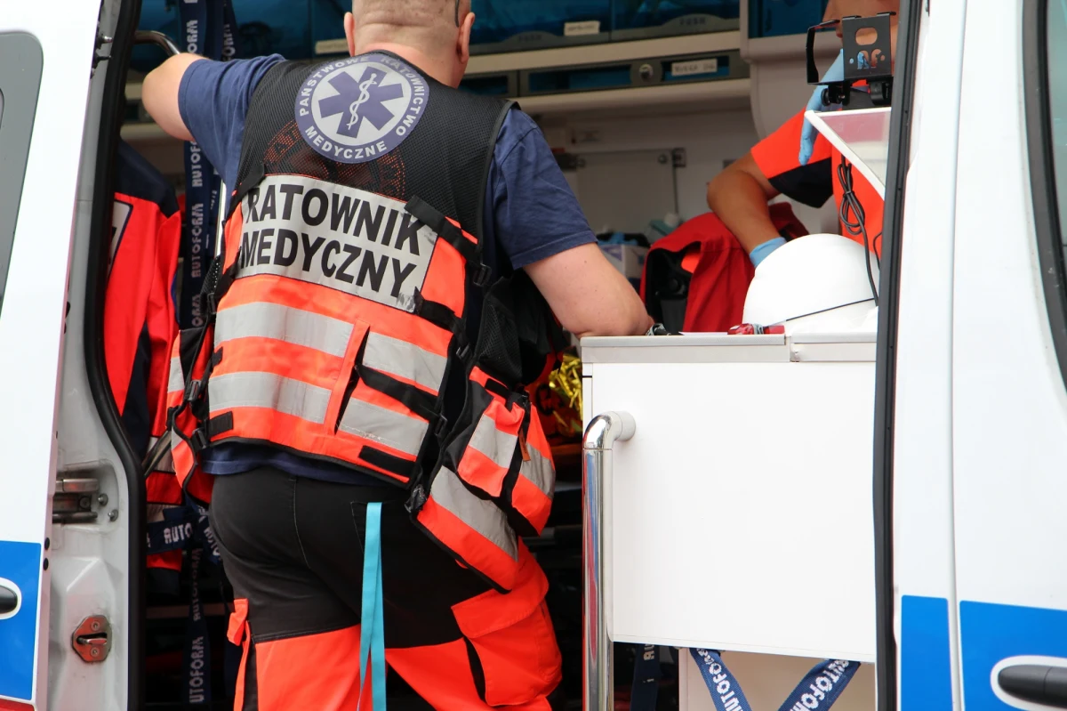 Nie żyją dwie osoby, które uczestniczyły w wypadku w Mikołowie na Śląsku. Życie stracił kierowca osobówki i pieszy