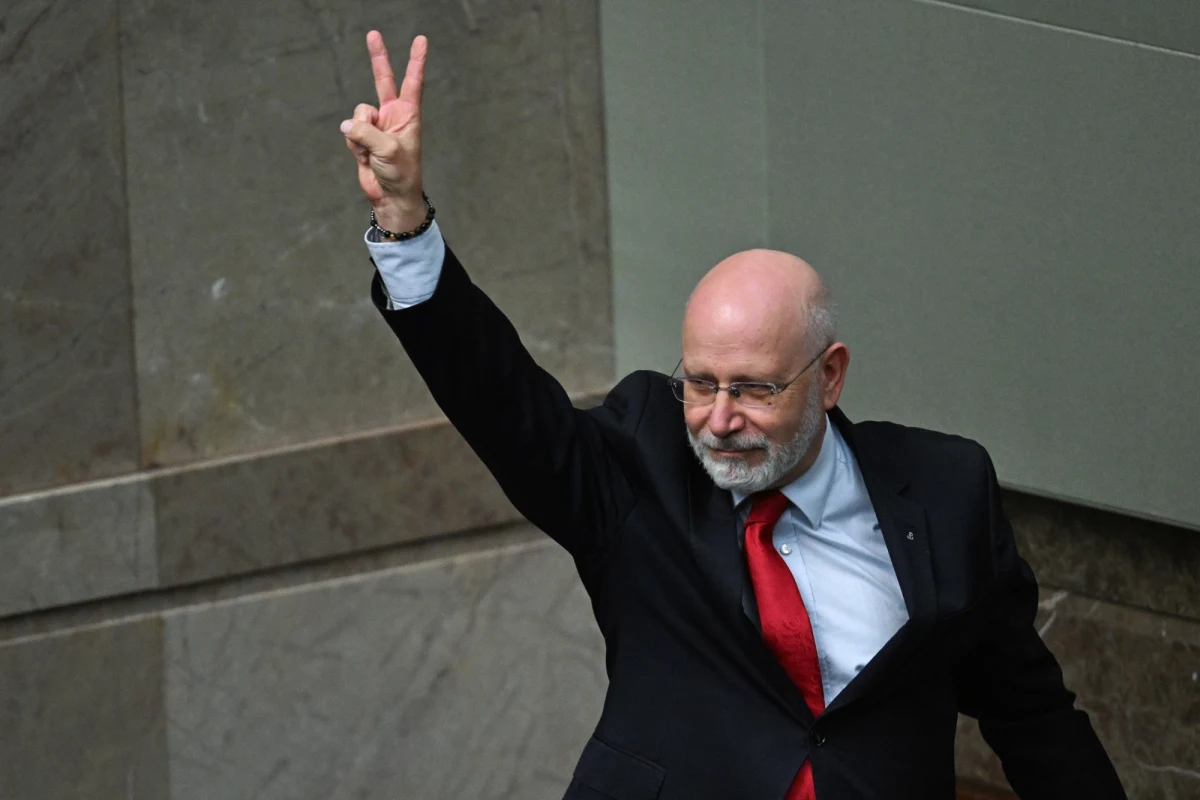 Sejm zagłosował za postawieniem przed Trybunałem Stanu przewodniczącego Krajowej Rady Radiofonii i Telewizji Macieja Świrskiego. Uchwała powoduje, że Świrski zostaje zawieszony w czynnościach. "Nie będę się podawał do dymisji, ani nie będę się zawieszał, ani też nie będę zmieniał swojej pozycji w Krajowej Radzie Radiofonii i Telewizji" - stwierdził po głosowaniu Świrski.