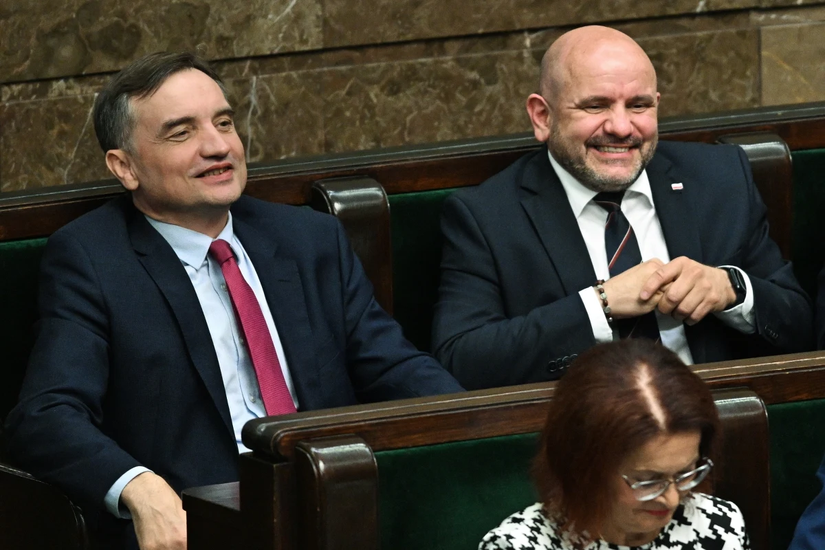 Jest zgoda Sejmu na zatrzymanie byłego ministra sprawiedliwości, prokuratura generalnego Zbigniewa Ziobry i przymusowe doprowadzenie go na posiedzenie komisji śledczej ds. Pegasusa. Ziobro ośmiokrotnie nie stawił się na przesłuchanie w wyznaczonym terminie.