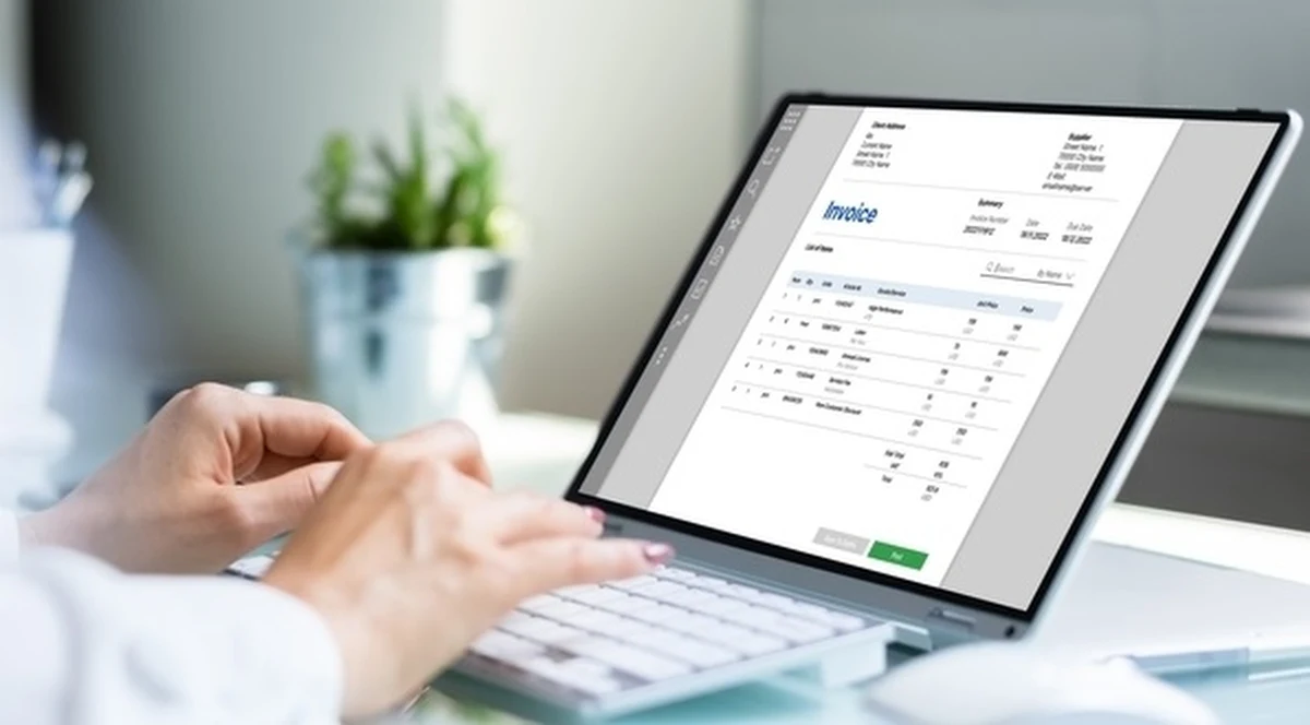 W piątek Sejm uchwalił ustawę wprowadzającą Krajowy System e-Faktur. Zgodnie z nowymi przepisami od 1 lutego 2026 roku firmy o sprzedaży przekraczającej 200 milionów złotych będą musiały wystawiać faktury za pośrednictwem tego systemu. Mniejsze firmy ten obowiązek obejmie od 1 kwietnia przyszłego roku.