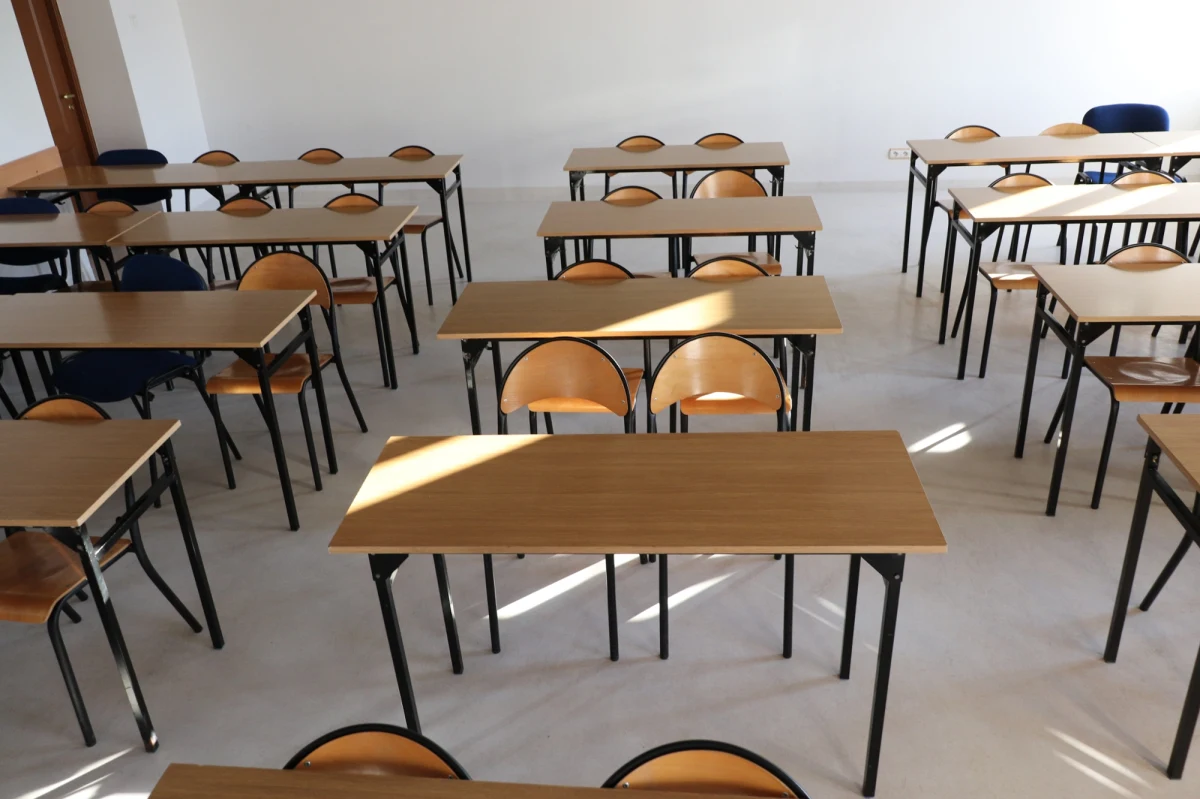 Sejm przyjął w piatek dużą nowelizację Karty nauczyciela. Zakłada on m.in. krótsze zatrudnienie na czas określony nauczyciela początkującego, rozszerzenie grupy uprawnionych do kompensówek, doprecyzowanie przepisów o godzinach ponadwymiarowych i zastępstwach doraźnych. Zdecydowano też o likwidacji godzin czarnkowych.