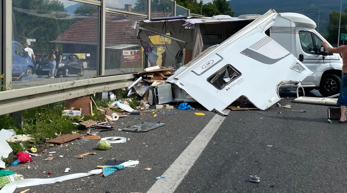 Dwie osoby zostały ranne w wyniku zderzenia kampera z pojazdem ciężarowym na zakopiance. Do wypadku doszło koło Myślenic.