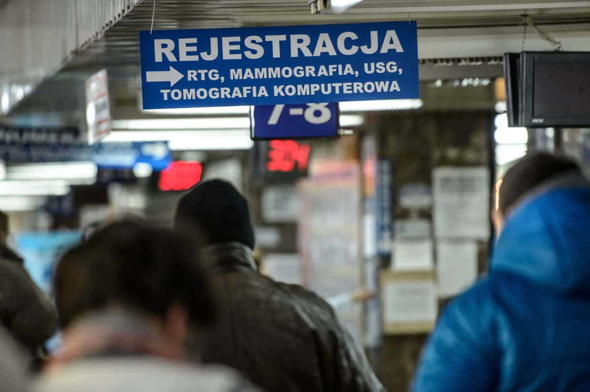 Już od przyszłego roku pacjenci mają mieć możliwość umawiania się na wizyty do lekarza za pośrednictwem centralnej e-rejestracji. W pierwszym etapie ma to dotyczyć kardiologii, profilaktyki raka piersi i profilaktyki raka szyjki macicy. Rząd przyjął projekt ustawy, który ma uprościć i przyspieszyć proces zapisywania się na świadczenia medyczne. Nowy system ma zwiększyć dostępność wizyt, skrócić czas oczekiwania i zapewnić łatwiejszy wybór terminu oraz placówki.