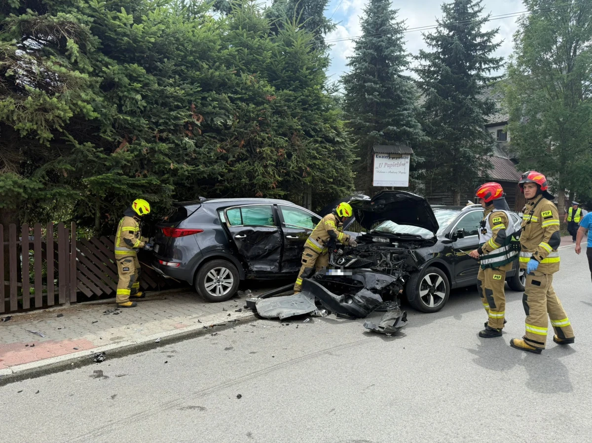 Troje dzieci w wieku od 5 do 9 lat zostało poszkodowanych w wyniku zderzenia samochodów w Białym Dunajcu. Policja wyjaśnia okoliczności kolizji.