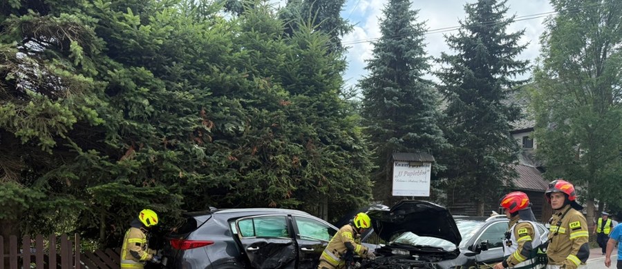 Troje dzieci w wieku od 5 do 9 lat zostało poszkodowanych w wyniku zderzenia samochodów w Białym Dunajcu. Policja wyjaśnia okoliczności kolizji.
