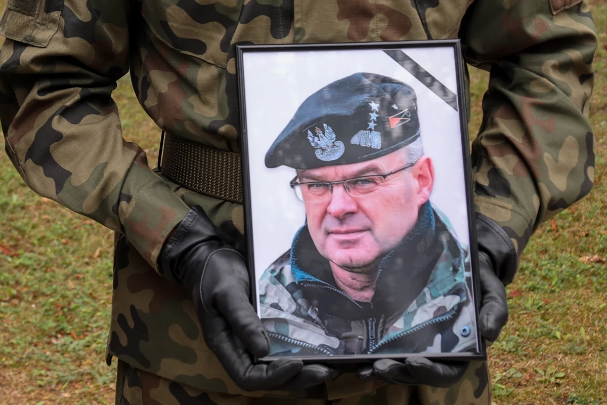 Były dowódca Wojsk Lądowych, gen. Waldemar Skrzypczak, spoczął w piątek na Powązkach Wojskowych w Warszawie. "Nie wahał się podejmować decyzji trudnych i śmiałych" - napisał w liście prezydent Andrzej Duda. 