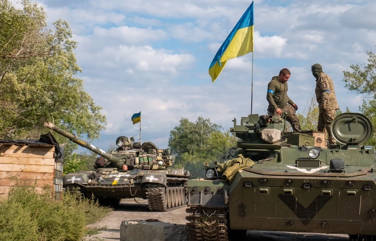 Jesienią 2022 roku, podczas kluczowej ukraińskiej kontrofensywy w rejonie Chersonia, Elon Musk nakazał wyłączenie usługi Starlink nad częścią terytorium Ukrainy. Decyzja miliardera doprowadziła do przerwania łączności na froncie, wywołała panikę wśród żołnierzy ukraińskich i postawiła pytania o globalną władzę prywatnych firm technologicznych nad bezpieczeństwem państw. Dlaczego Musk zdecydował się na ten krok? Mógł mieć dobry powód...