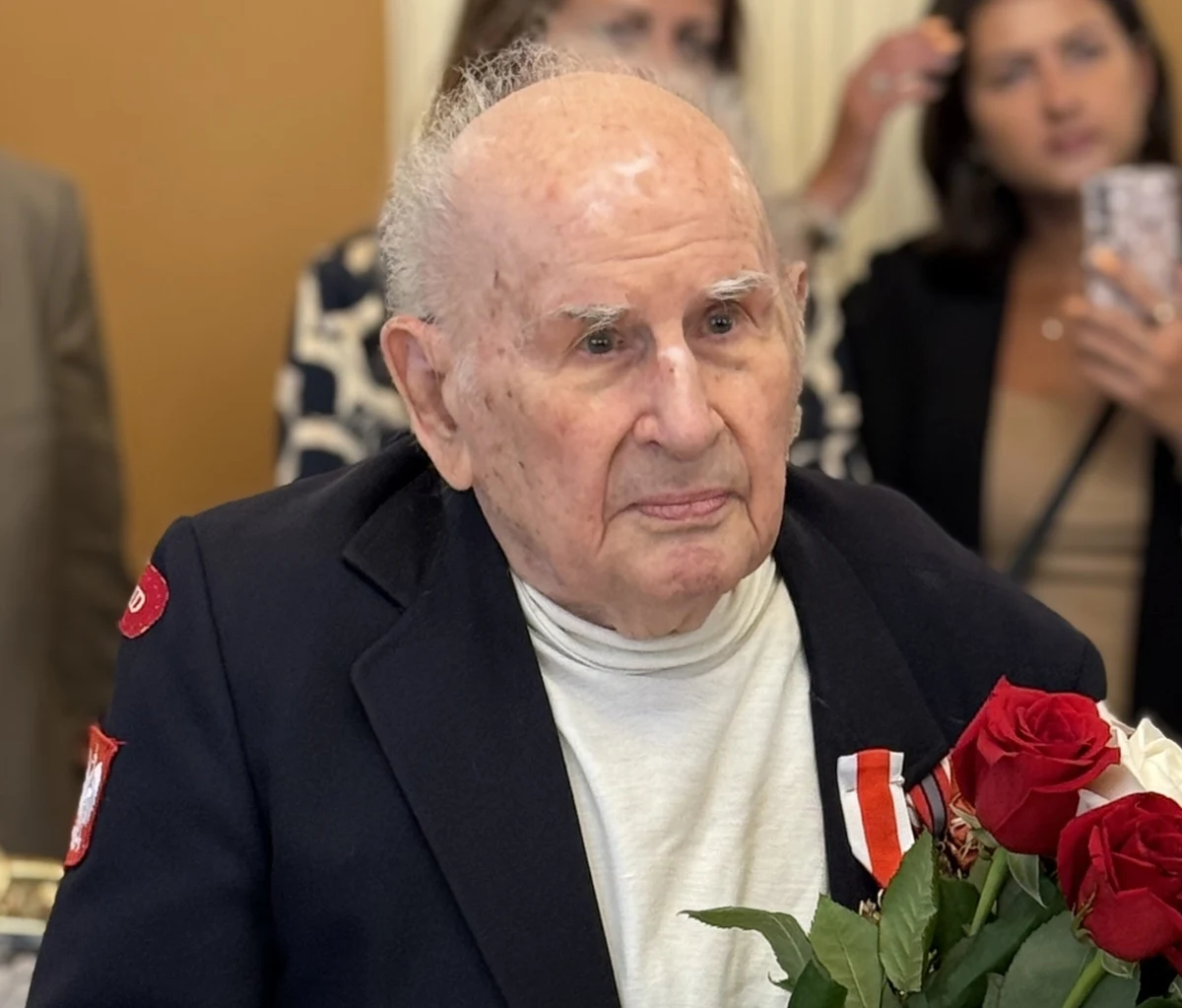 "Czekałem na ten dzień 100 lat" - powiedział z uśmiechem pułkownik Romuald Lipiński, bohater spod Monte Cassino, który dziś obchodzi swoje setne urodziny. W piątek z tej okazji w ambasadzie RP w Waszyngtonie zgromadzili się jego bliscy, przyjaciele, pracownicy polskiej placówki dyplomatycznej i żołnierze z attachatu wojskowego, którzy przygotowali dla niego urodzinową niespodziankę. Były życzenia 200 lat, wielki tort, list od ministra obrony narodowej i gratulacje od władz stanu Wirginia, gdzie mieszka polski weteran. 