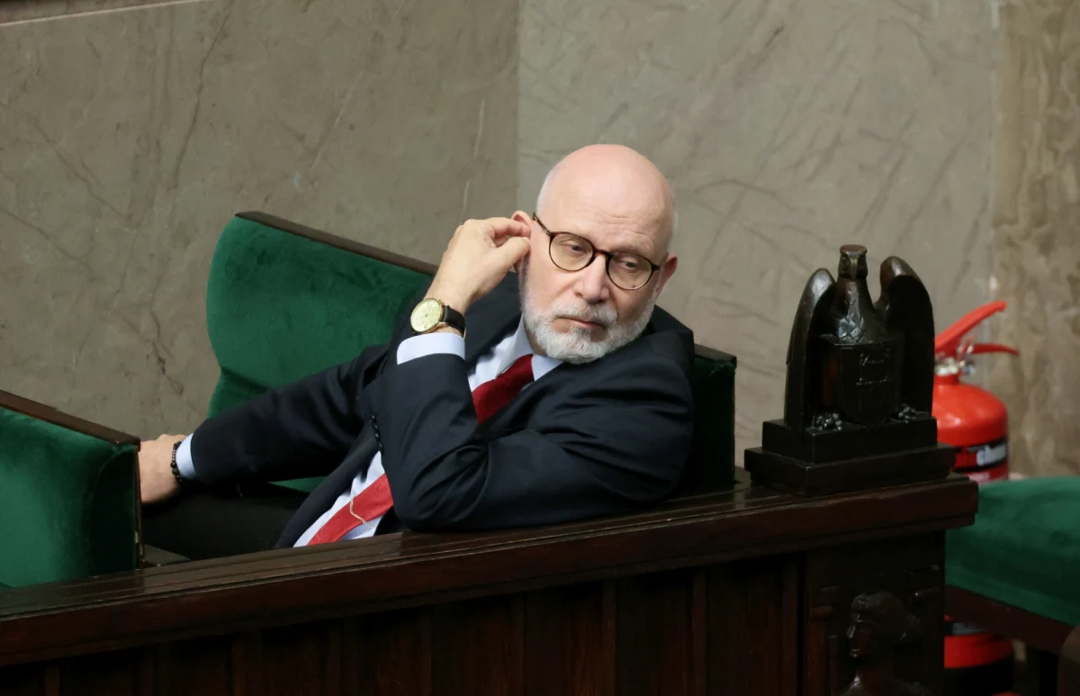 Z realizacją decyzji Sejmu o postawieniu przewodniczącego Krajowej Rady Radiofonii i Telewizji Macieja Świrskiego przed Trybunałem Stanu będzie problem - informuje dziennikarz RMF FM Tomasz Skory. Chociaż ta decyzja powinna oznaczać natychmiastowe zawieszenie Macieja Świrskiego w obowiązkach, on sam nie zamierza się jej podporządkować, a postępowania przed Trybunałem Stanu może w ogóle nie dojść.