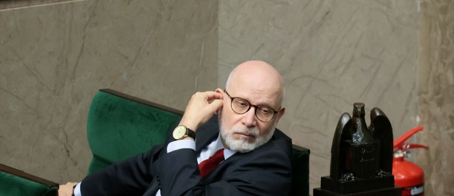 Z realizacją decyzji Sejmu o postawieniu przewodniczącego Krajowej Rady Radiofonii i Telewizji Macieja Świrskiego przed Trybunałem Stanu będzie problem - informuje dziennikarz RMF FM Tomasz Skory. Chociaż ta decyzja powinna oznaczać natychmiastowe zawieszenie Macieja Świrskiego w obowiązkach, on sam nie zamierza się jej podporządkować, a postępowania przed Trybunałem Stanu może w ogóle nie dojść.