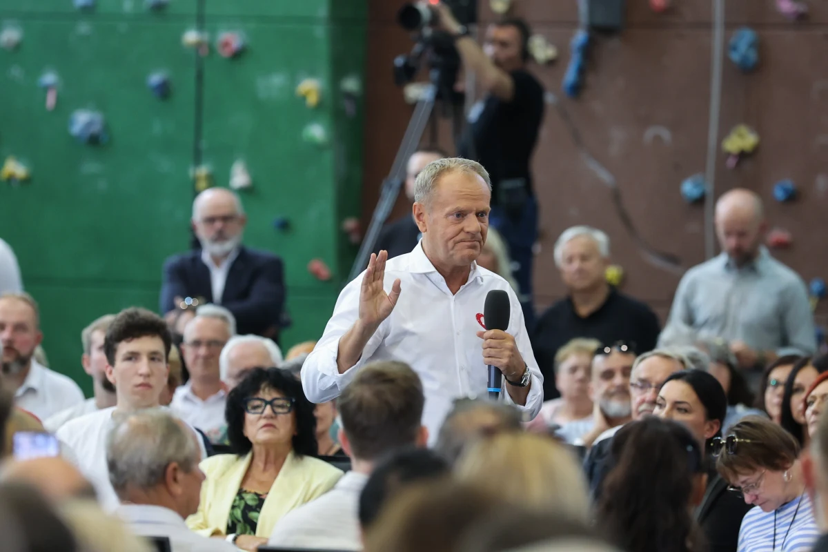 "Niepoważne zachowanie albo niepoważne słowa mogą spowodować bardzo poważne konsekwencje" - powiedział w sobotę premier Donald Tusk, który spotkał się z mieszkańcami Pabianic w Łódzkiem. To reakcja na słowa Szymona Hołowni, który powiedział, że "wielokrotnie proponowano, sugerowano mu przeprowadzenie zamachu stanu".