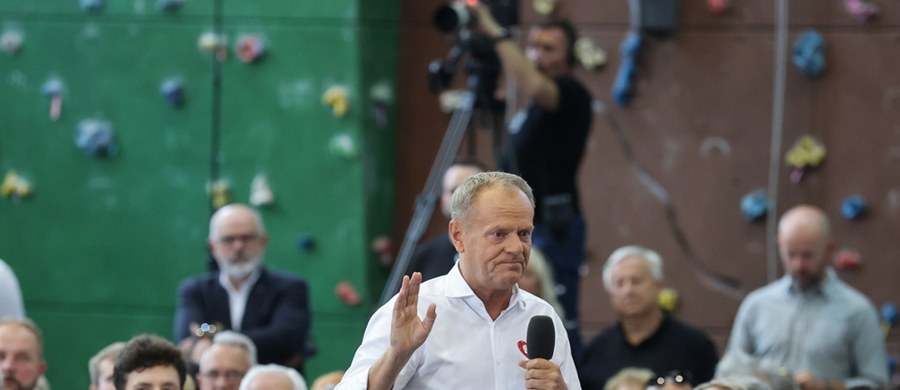 "Niepoważne zachowanie albo niepoważne słowa mogą spowodować bardzo poważne konsekwencje" - powiedział w sobotę premier Donald Tusk, który spotkał się z mieszkańcami Pabianic w Łódzkiem. To reakcja na słowa Szymona Hołowni, który powiedział, że "wielokrotnie proponowano, sugerowano mu przeprowadzenie zamachu stanu".