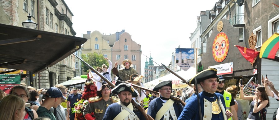 W sobotę w południe ruszył w Gdańsku 765. Jarmark św. Dominika. Wystawcy z Polski i Europy, koncerty, spektakle teatralne i warsztaty dla dzieci - między innymi te atrakcje przygotowano w ramach jarmarku. Jedna z najstarszych imprez plenerowych w Europie potrwa do 17 sierpnia.