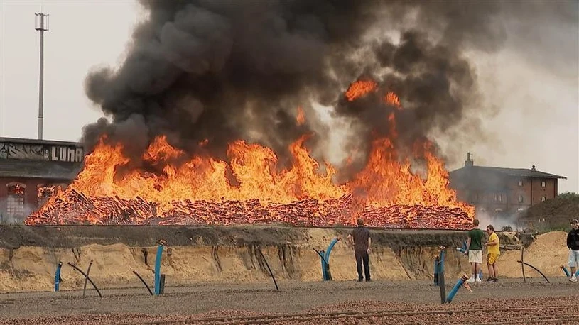 Požar stare lokomotyvirnice v Katowicah povzročil gost črn dim