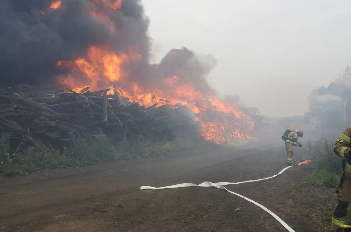 Kłęby czarnego dymu pojawiły się w sobotę nad Katowicami. Zapaliły się podkłady kolejowe w okolicach starej lokomotywowni. 