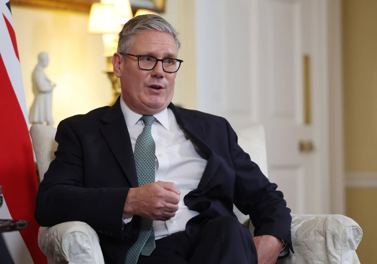 Premier Wielkiej Brytanii zabrał głos ws. Bliskiego Wschodu i Strefy Gazy. Keir Starmer zaapelował o stworzenie międzynarodowej koalicji na rzecz pogrążonego w konflikcie regionu, na wzór tzw. koalicji chętnych wspierającej Ukrainę. Zapowiedział też, że Brytyjczycy będą ewakuowali ze Strefy Gazy dzieci potrzebujące pilnej opieki medycznej.