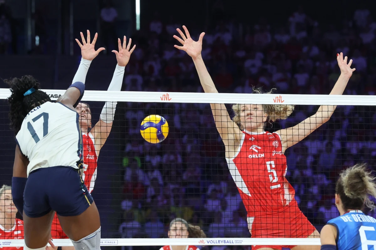 Polskie siatkarki przegrały półfinałowy mecz Ligi Narodów. Biało-Czerwone uległy Włoszkom 0:3 (18:25, 16:25, 14:25). Nasze rywalki, triumfatorki rozgrywek w poprzednim roku, nie przegrały 28 ostatnich oficjalnych spotkań z rzędu.